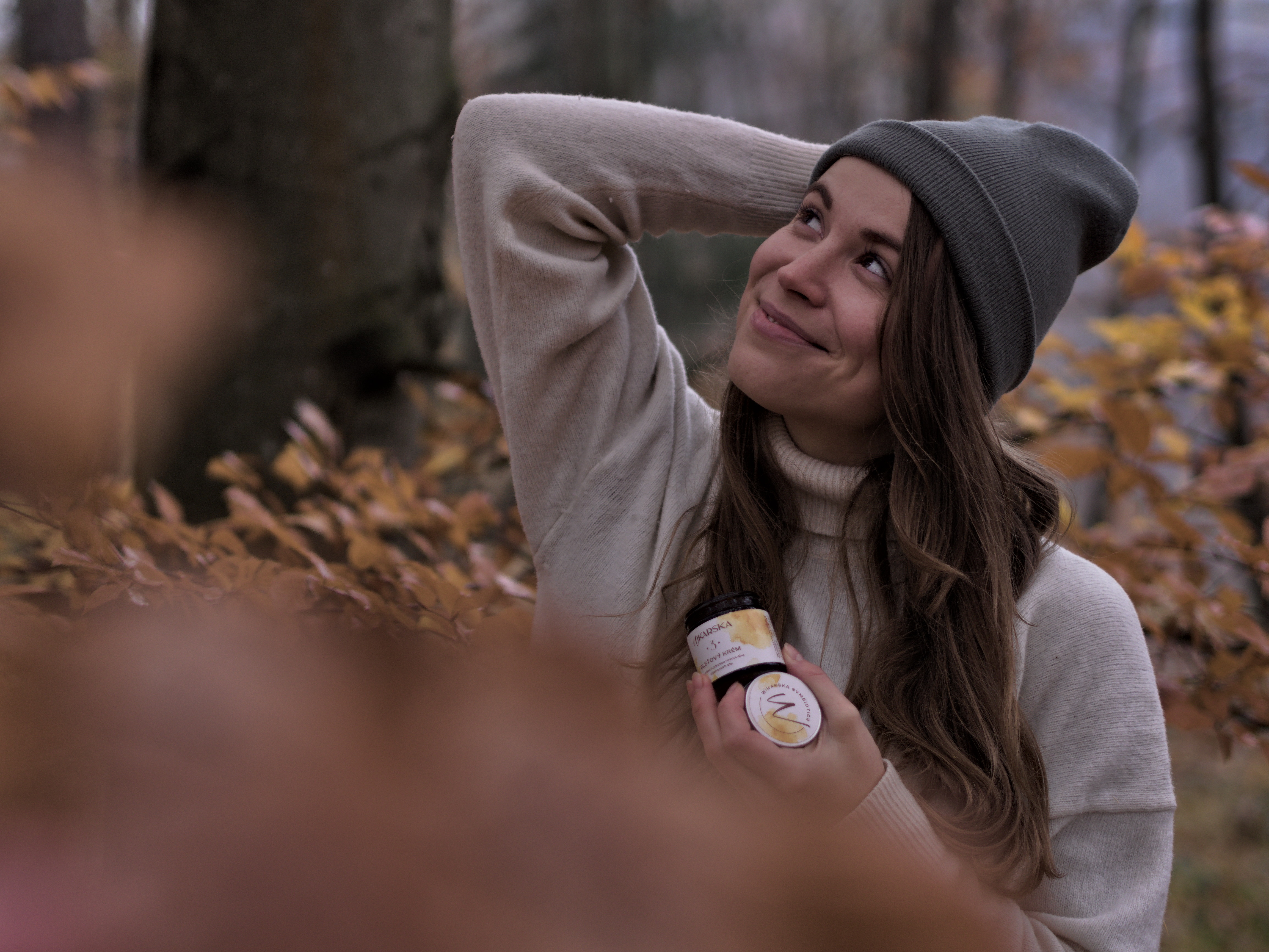 Žena aplikující sérum, v klidné atmosféře